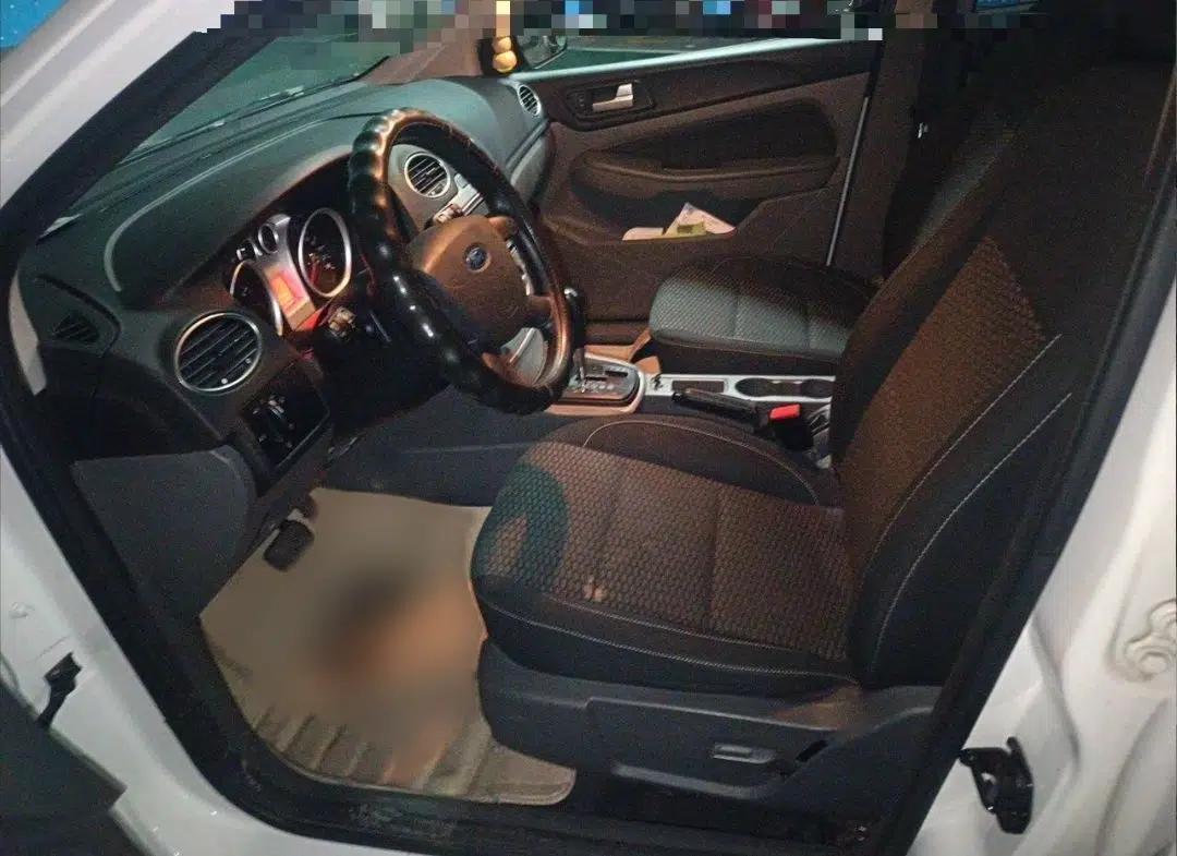 Ford Focus 2013 Hatchback Classic 1.8L Automatic Base Model — миниатюра 15