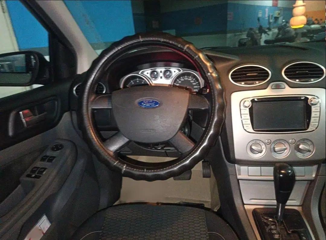 Ford Focus 2013 Hatchback Classic 1.8L Automatic Base Model — миниатюра 16