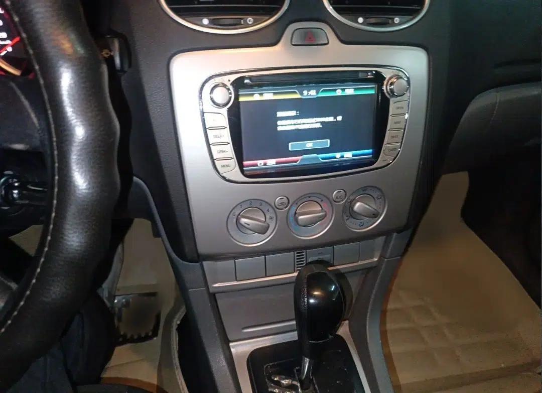 Ford Focus 2013 Hatchback Classic 1.8L Automatic Base Model — миниатюра 17