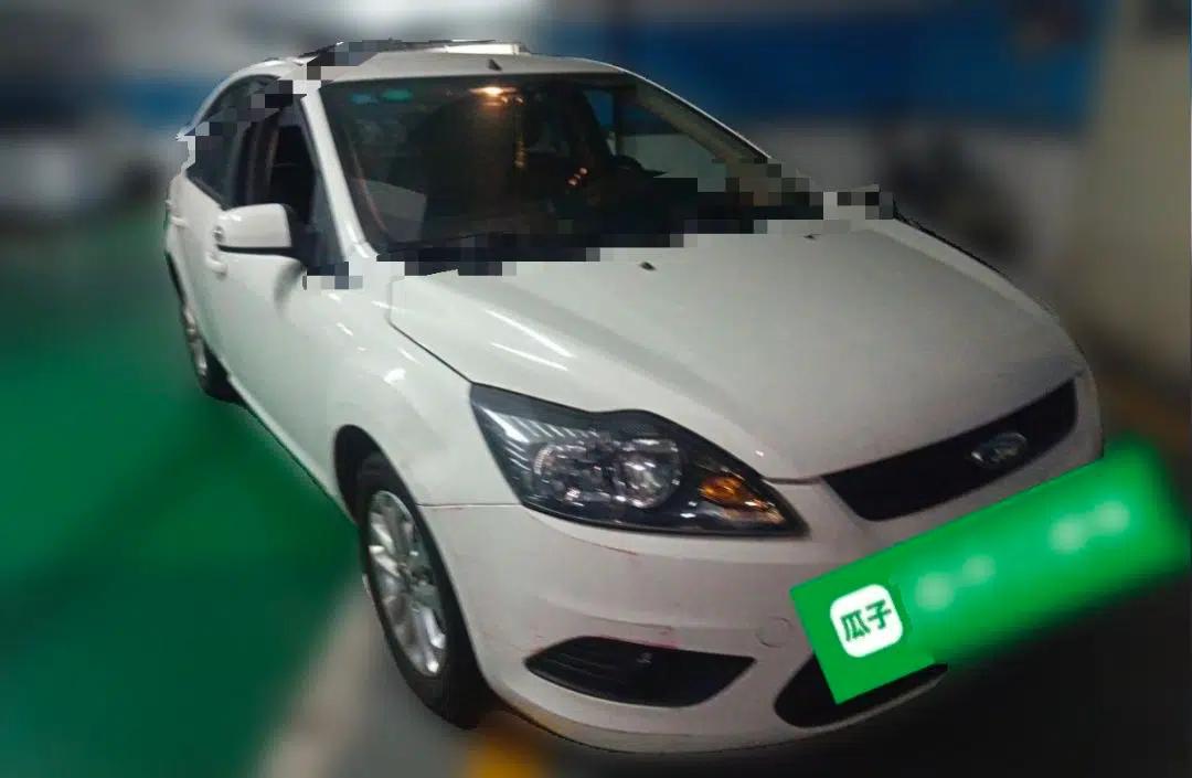 Ford Focus 2013 Hatchback Classic 1.8L Automatic Base Model — миниатюра 3