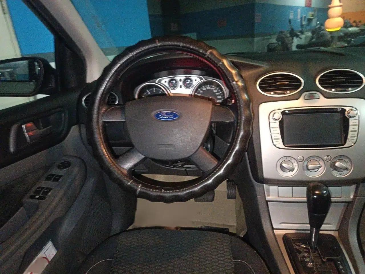 Ford Focus 2013 Hatchback Classic 1.8L Automatic Base Model — миниатюра 7