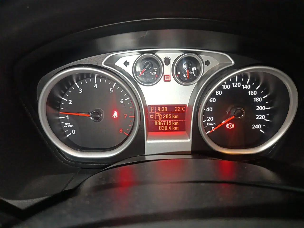 Ford Focus 2013 Hatchback Classic 1.8L Automatic Base Model — миниатюра 9