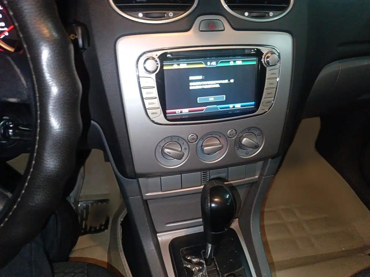 Ford Focus 2013 Hatchback Classic 1.8L Automatic Base Model — миниатюра 10