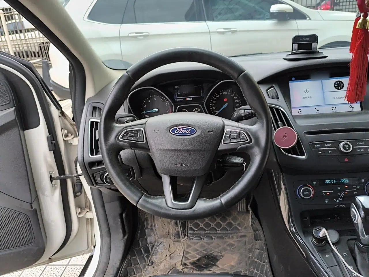 Ford Focus 2017 Sedan EcoBoost 180 Automatic Elite Model — миниатюра 11