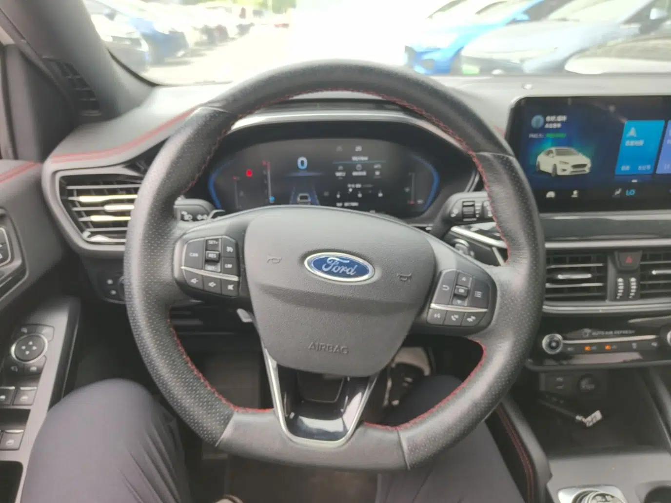 Ford Focus 2021 Sedan EcoBoost 180 Automatic ST Line — миниатюра 14