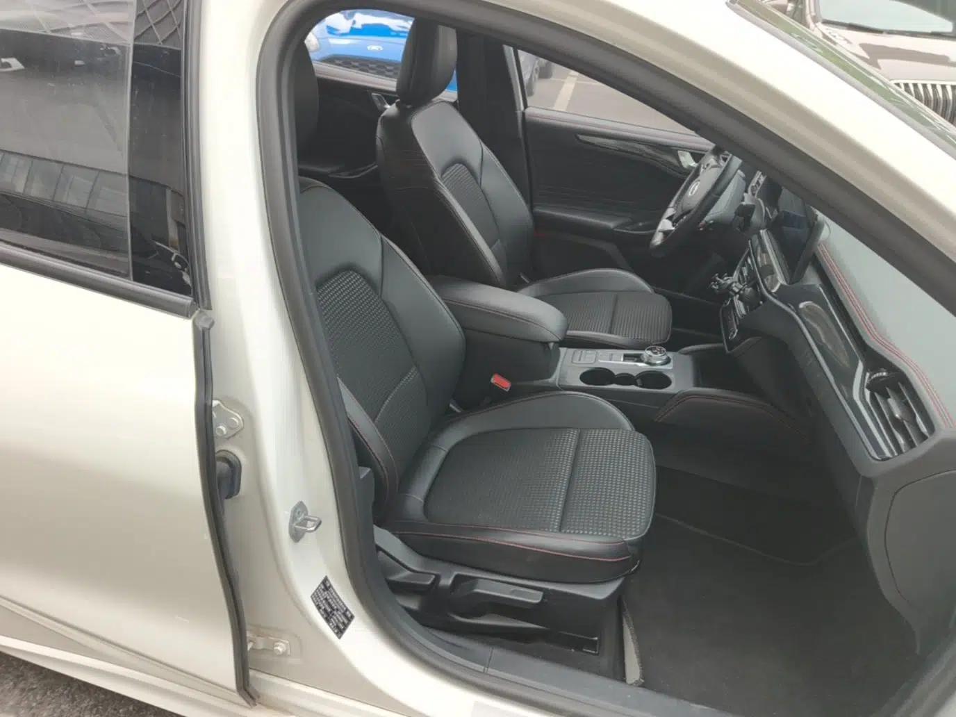 Ford Focus 2021 Sedan EcoBoost 180 Automatic ST Line — миниатюра 23