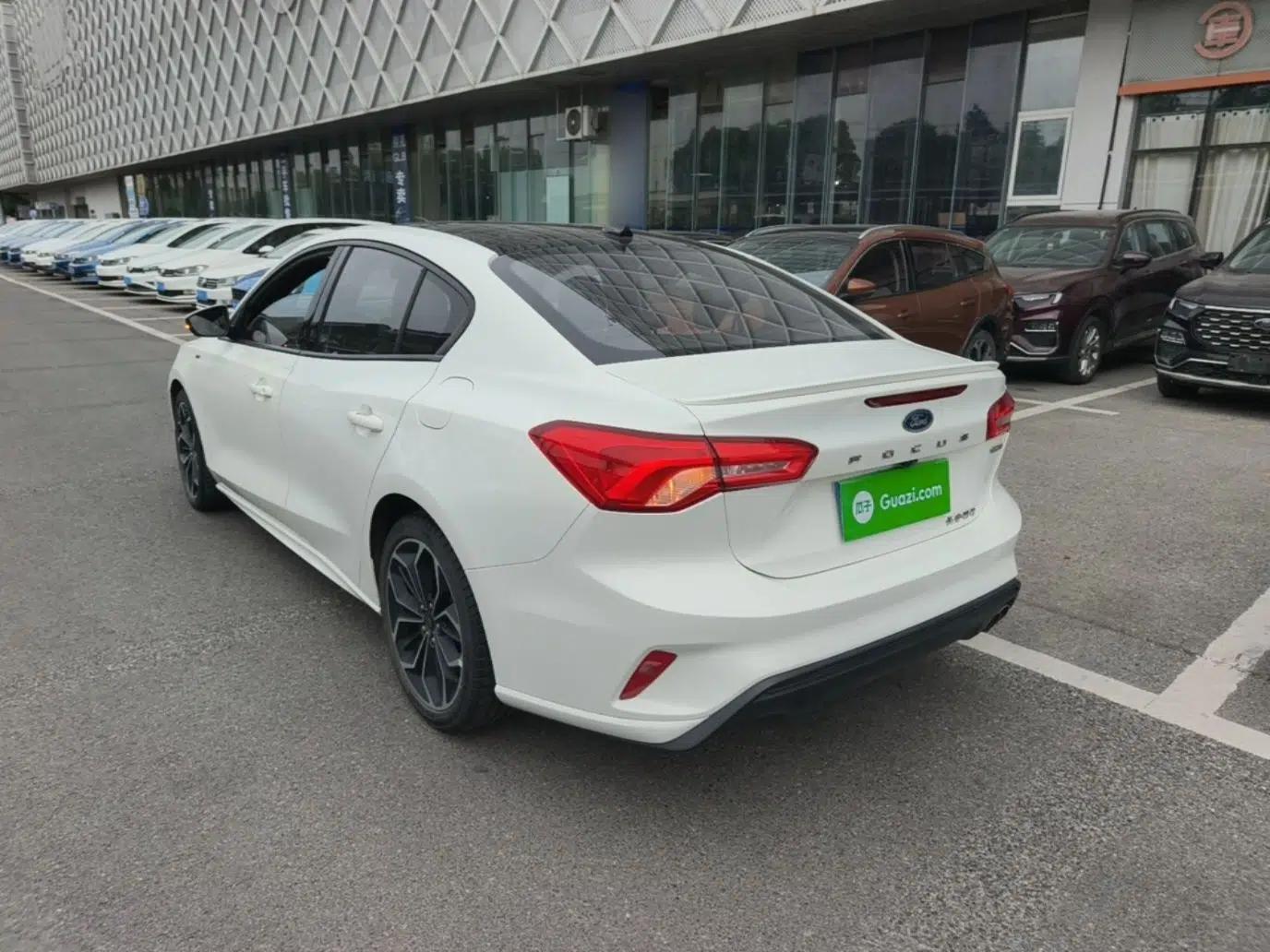 Ford Focus 2021 Sedan EcoBoost 180 Automatic ST Line — миниатюра 4