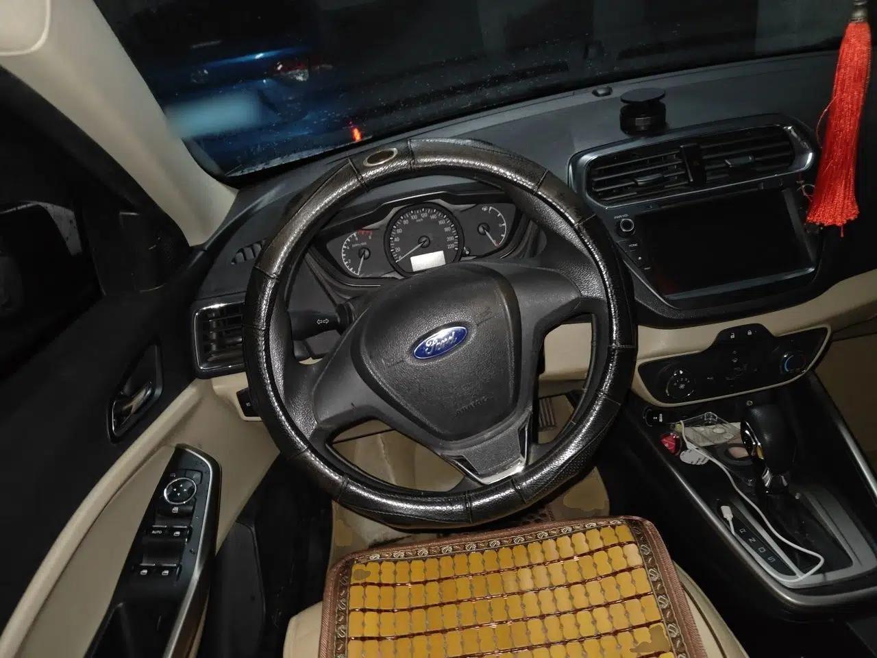 Ford Escort 2015 1.5L Automatic Comfort Edition — миниатюра 11