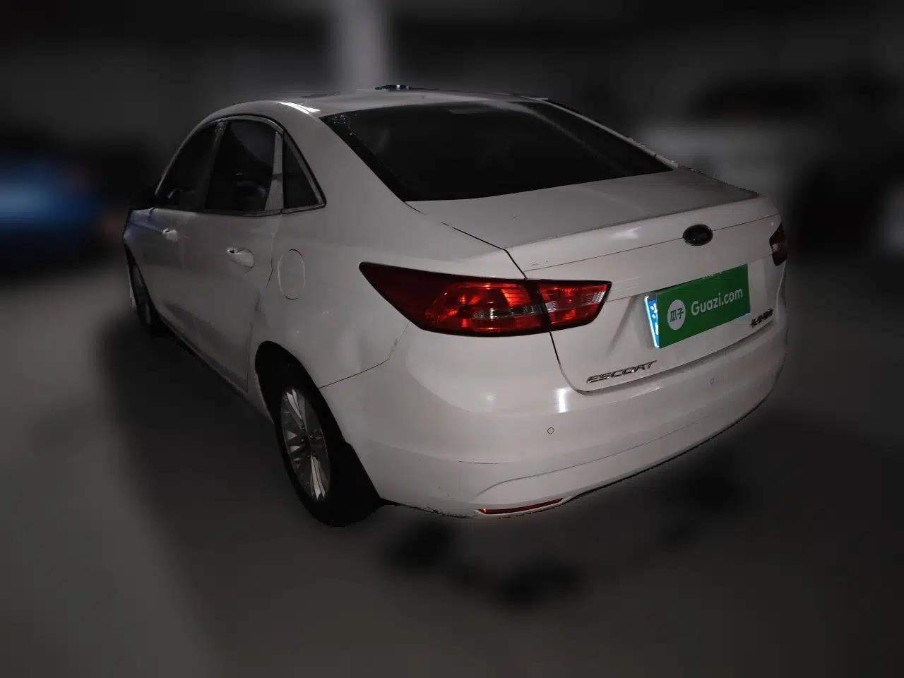 Ford Escort 2015 1.5L Automatic Comfort Edition — миниатюра 4