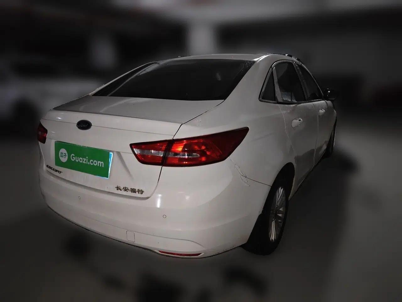 Ford Escort 2015 1.5L Automatic Comfort Edition — миниатюра 6