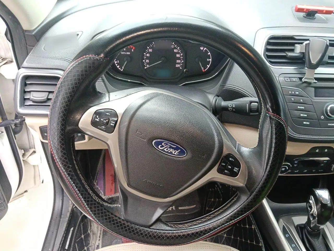 Ford Escort 2015 1.5L Automatic Fashion Model — миниатюра 11