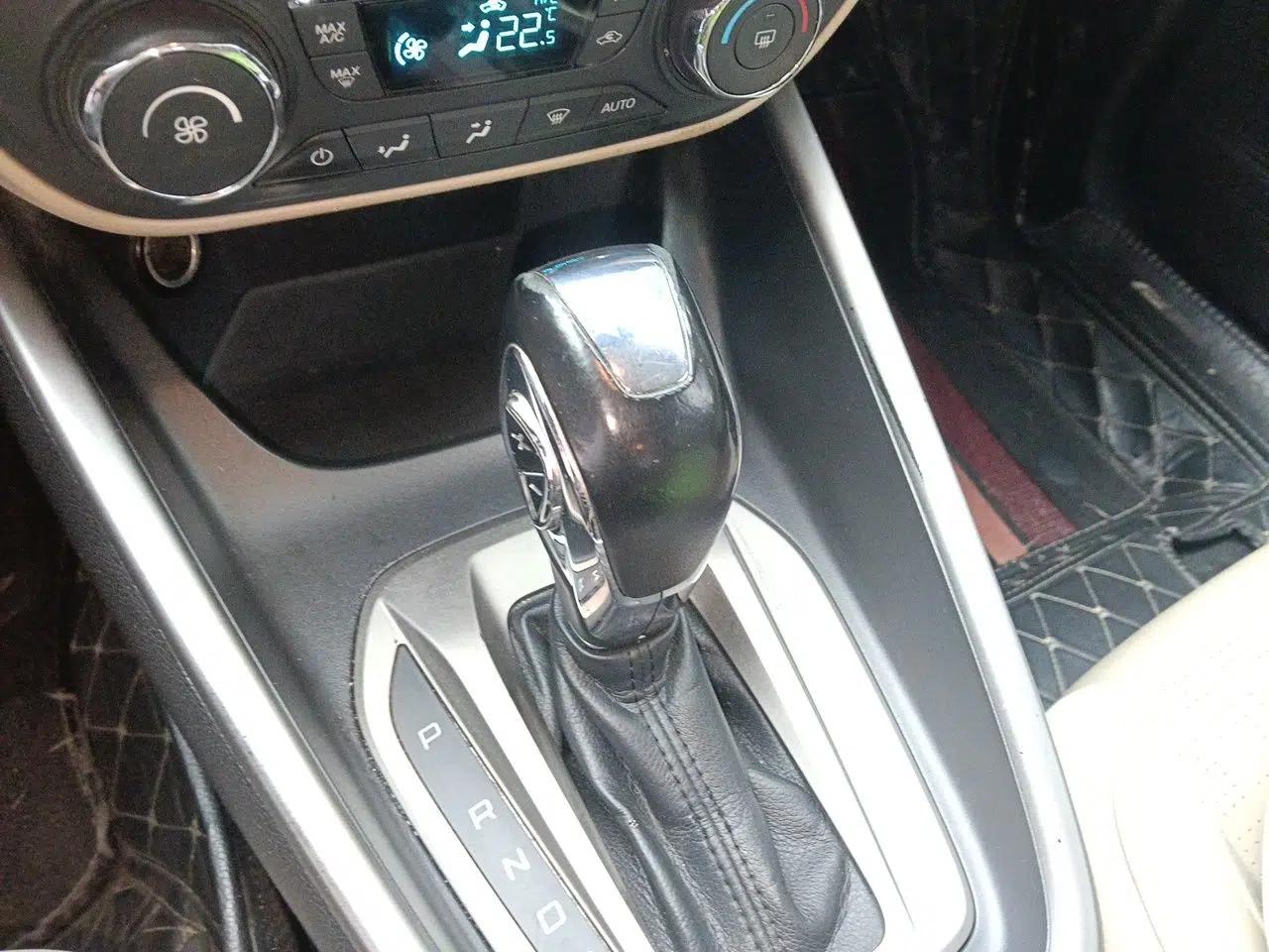 Ford Escort 2015 1.5L Automatic Fashion Model — миниатюра 15
