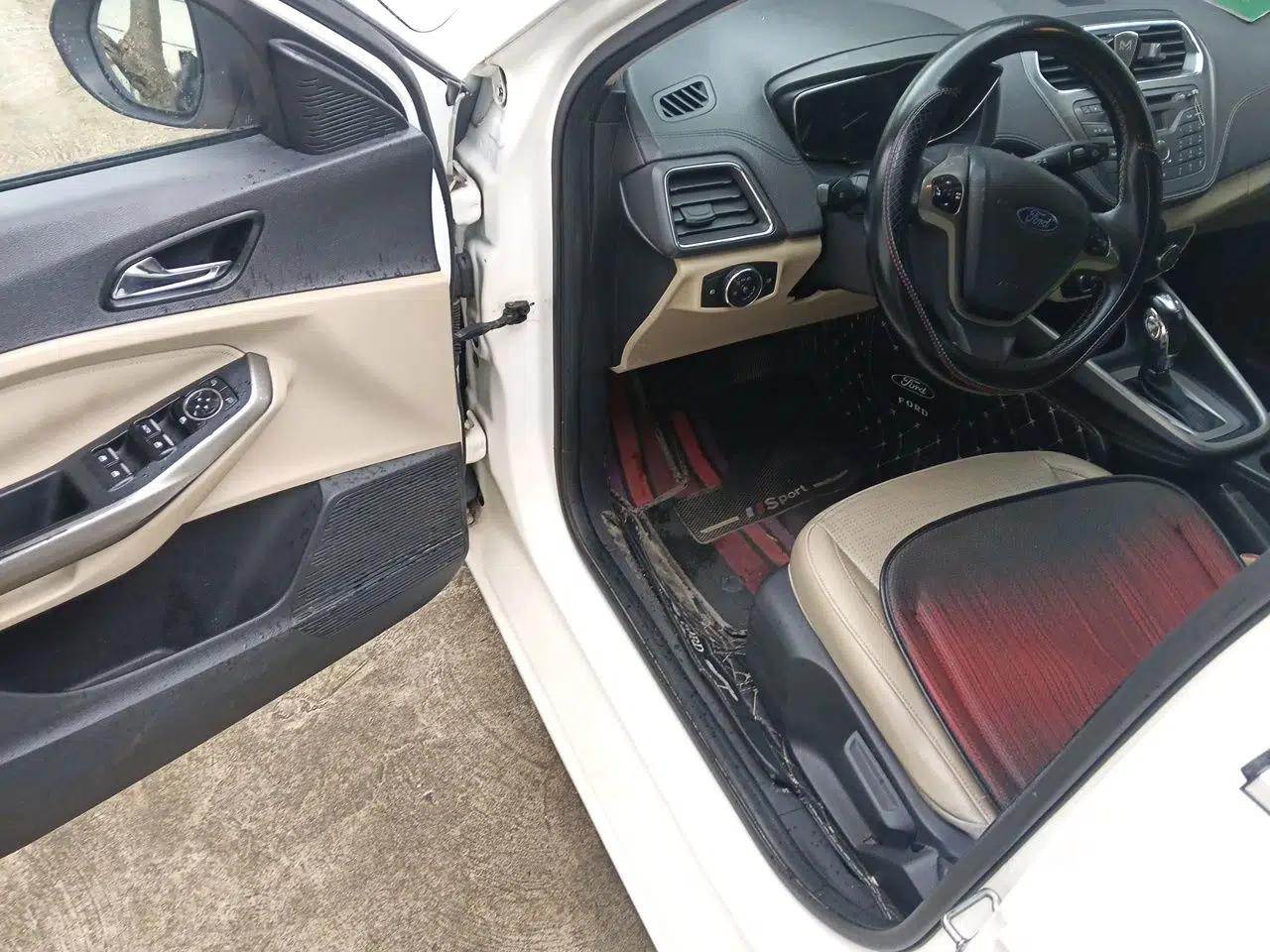 Ford Escort 2015 1.5L Automatic Fashion Model — миниатюра 17