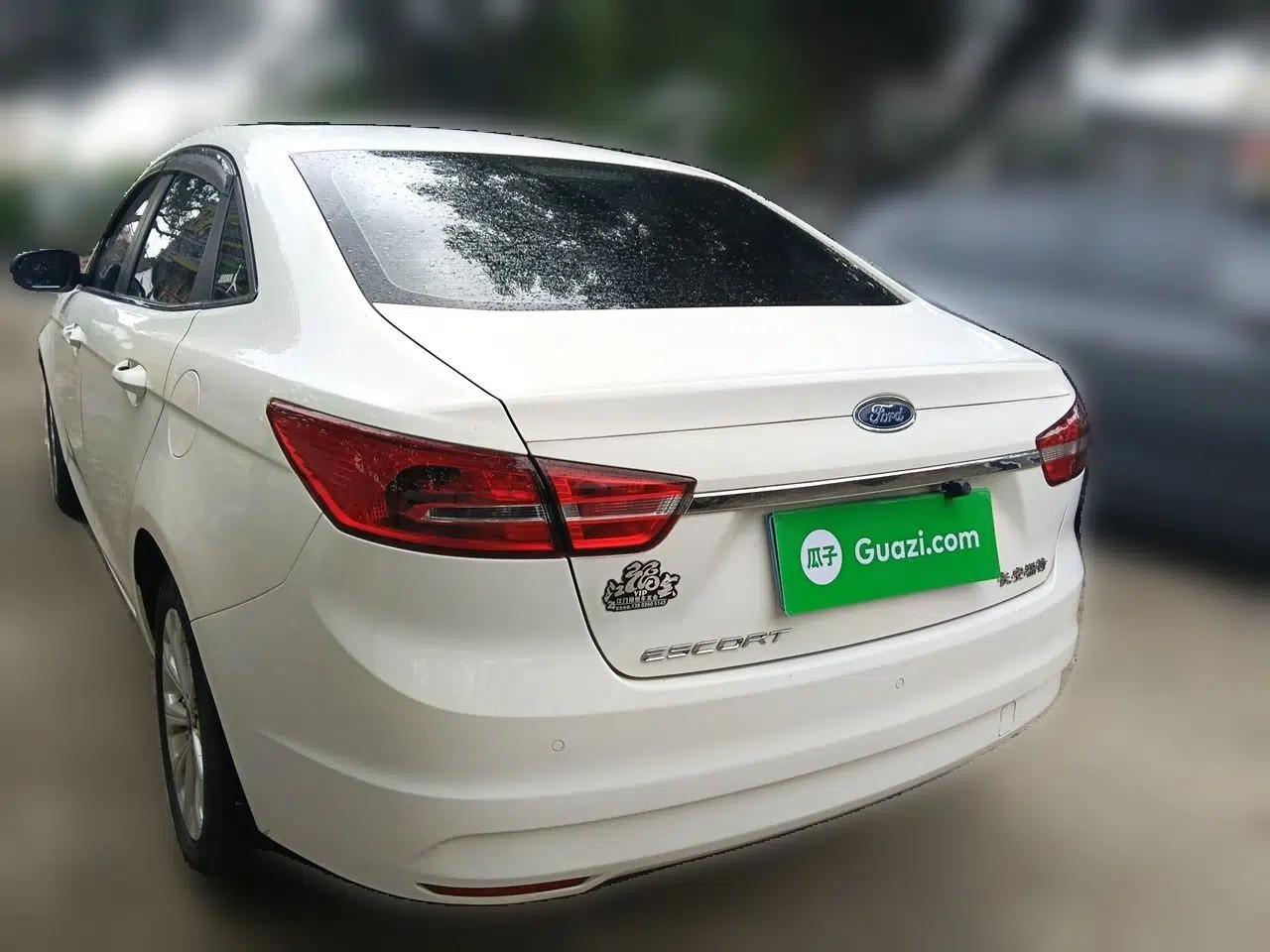 Ford Escort 2015 1.5L Automatic Fashion Model — миниатюра 4