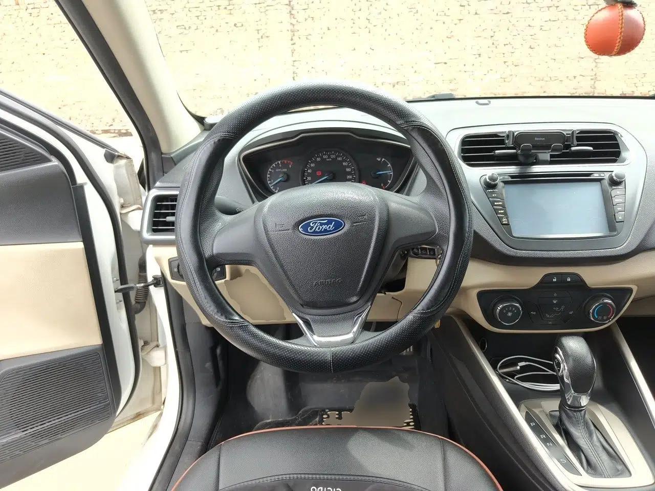 Ford Escort 2015 1.5L Automatic Comfort Edition — миниатюра 11