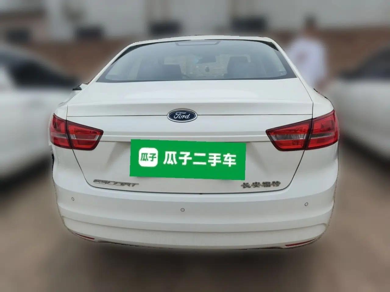 Ford Escort 2015 1.5L Automatic Comfort Edition — миниатюра 5