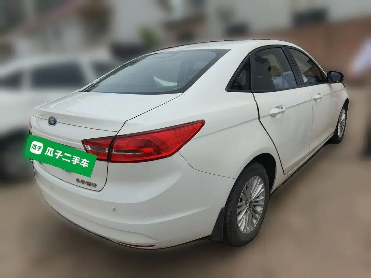 Ford Escort 2015 1.5L Automatic Comfort Edition — миниатюра 6