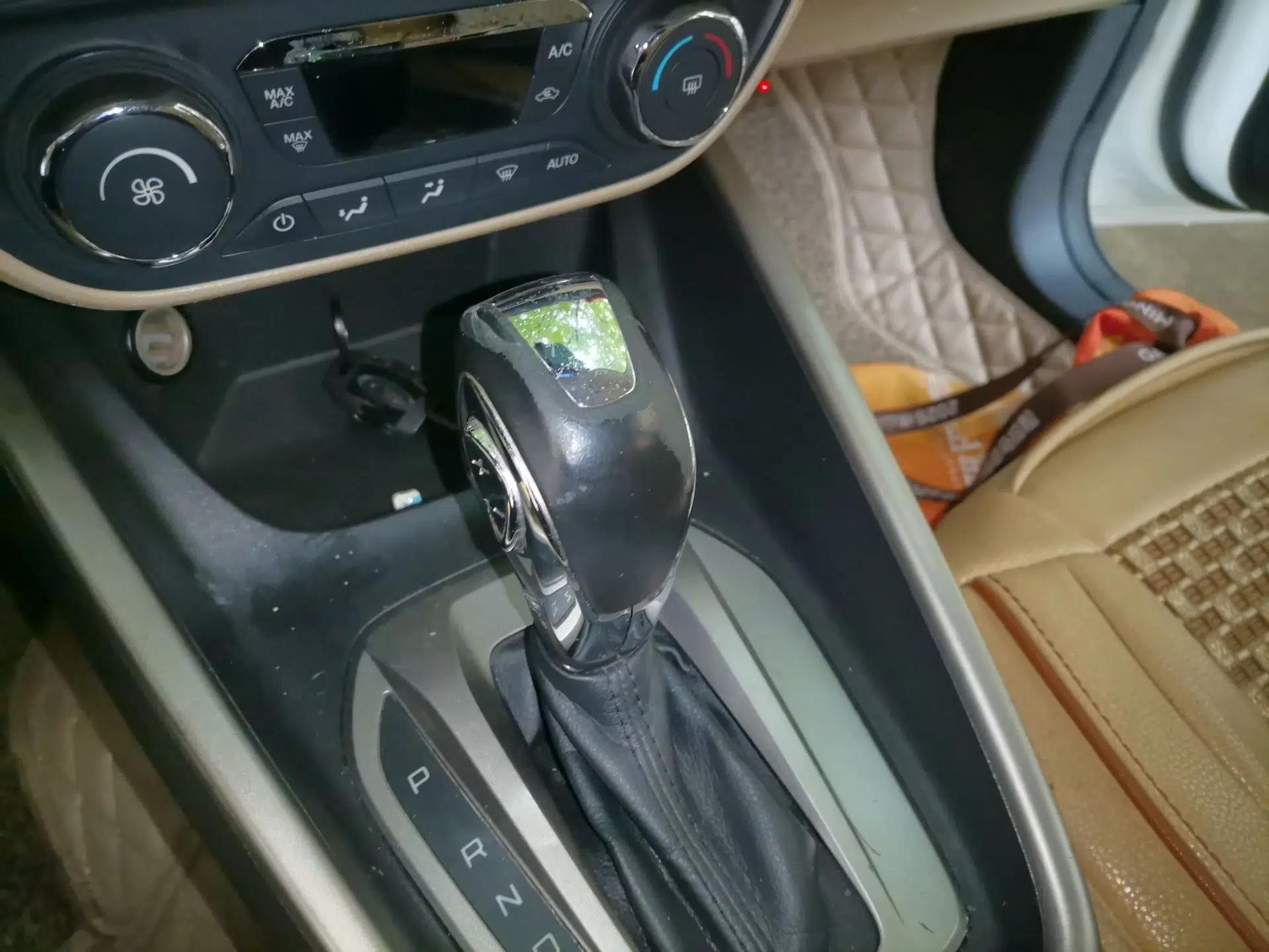 Ford Escort 2015 1.5L Automatic Fashion Model — миниатюра 15