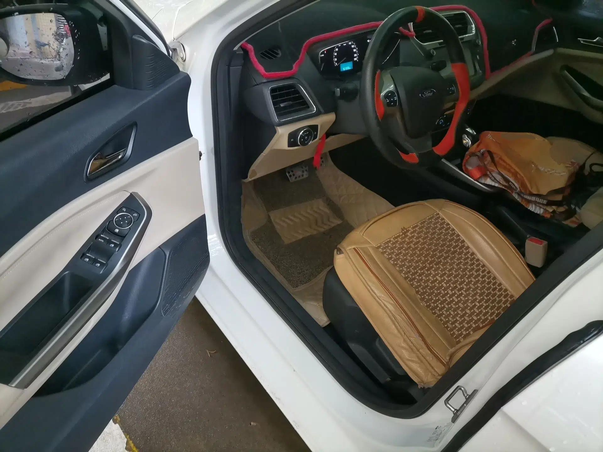 Ford Escort 2015 1.5L Automatic Fashion Model — миниатюра 17
