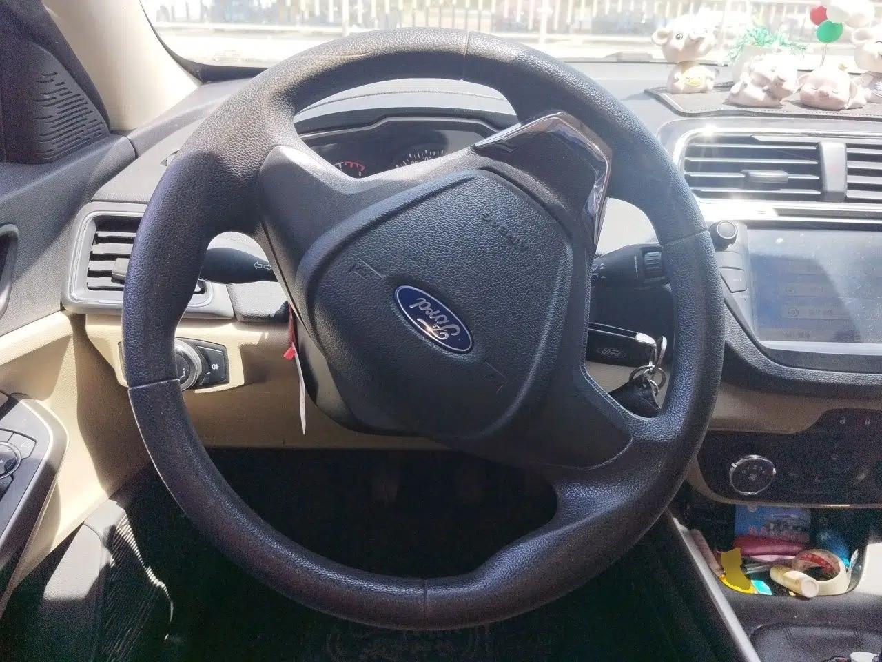 Ford Escort 2015 1.5L Manual Comfort Model — миниатюра 11