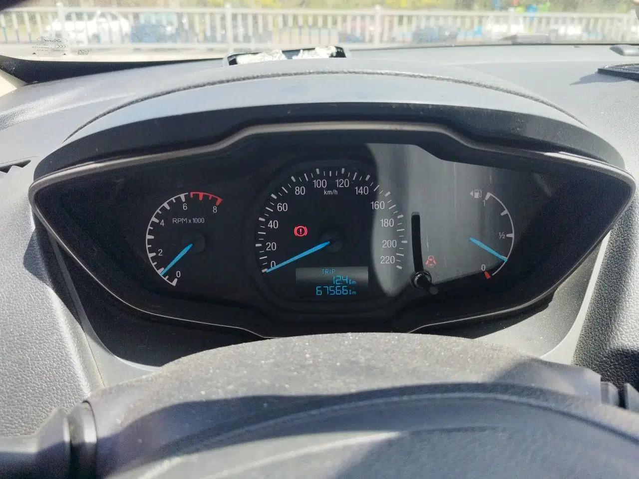 Ford Escort 2015 1.5L Manual Comfort Model — миниатюра 12