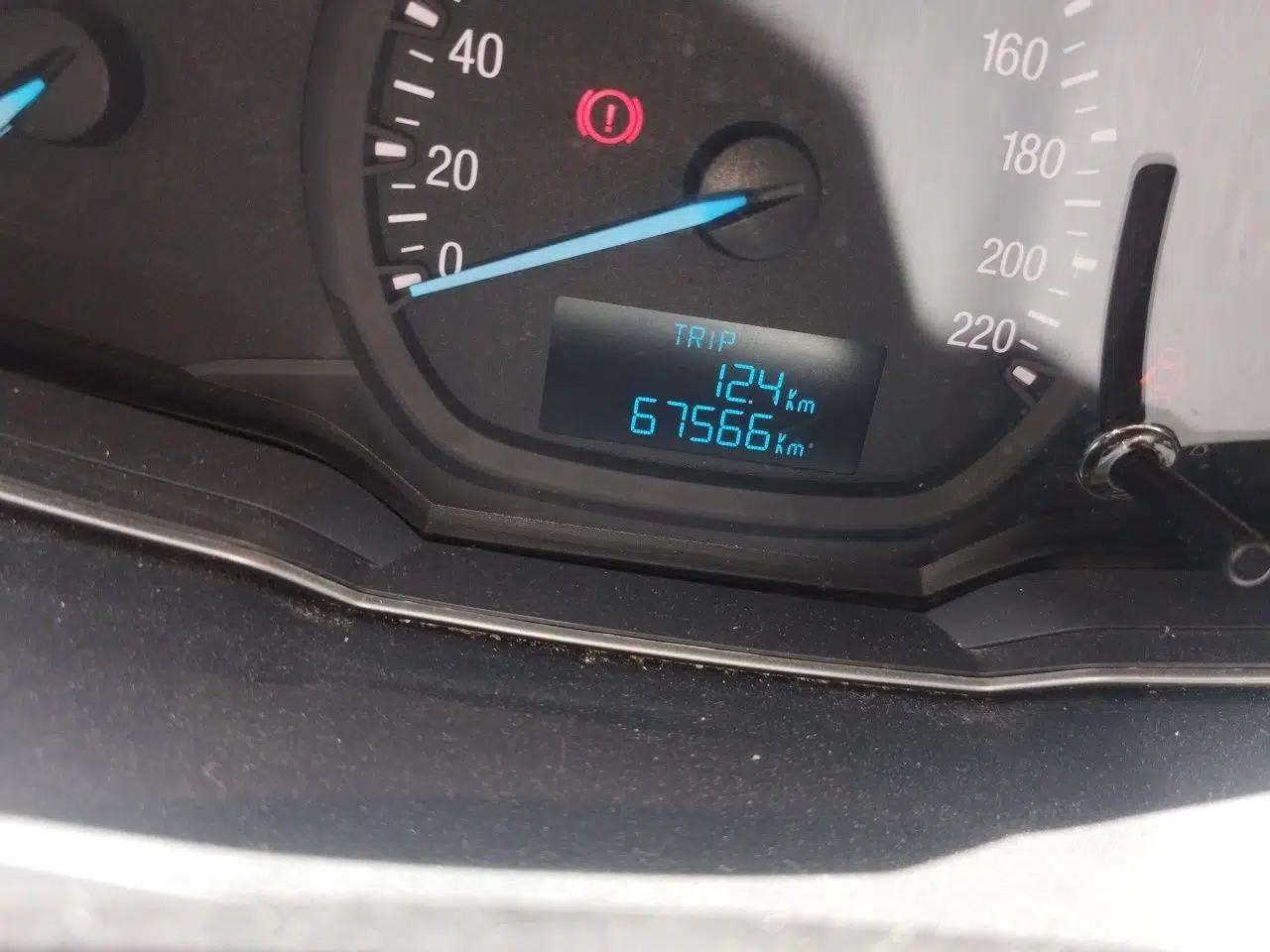 Ford Escort 2015 1.5L Manual Comfort Model — миниатюра 13