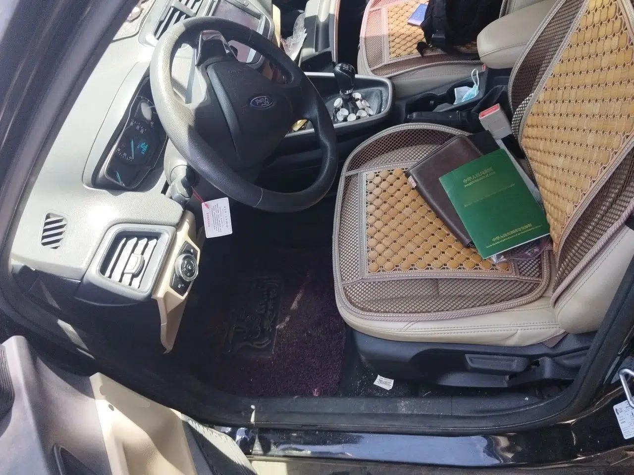 Ford Escort 2015 1.5L Manual Comfort Model — миниатюра 16