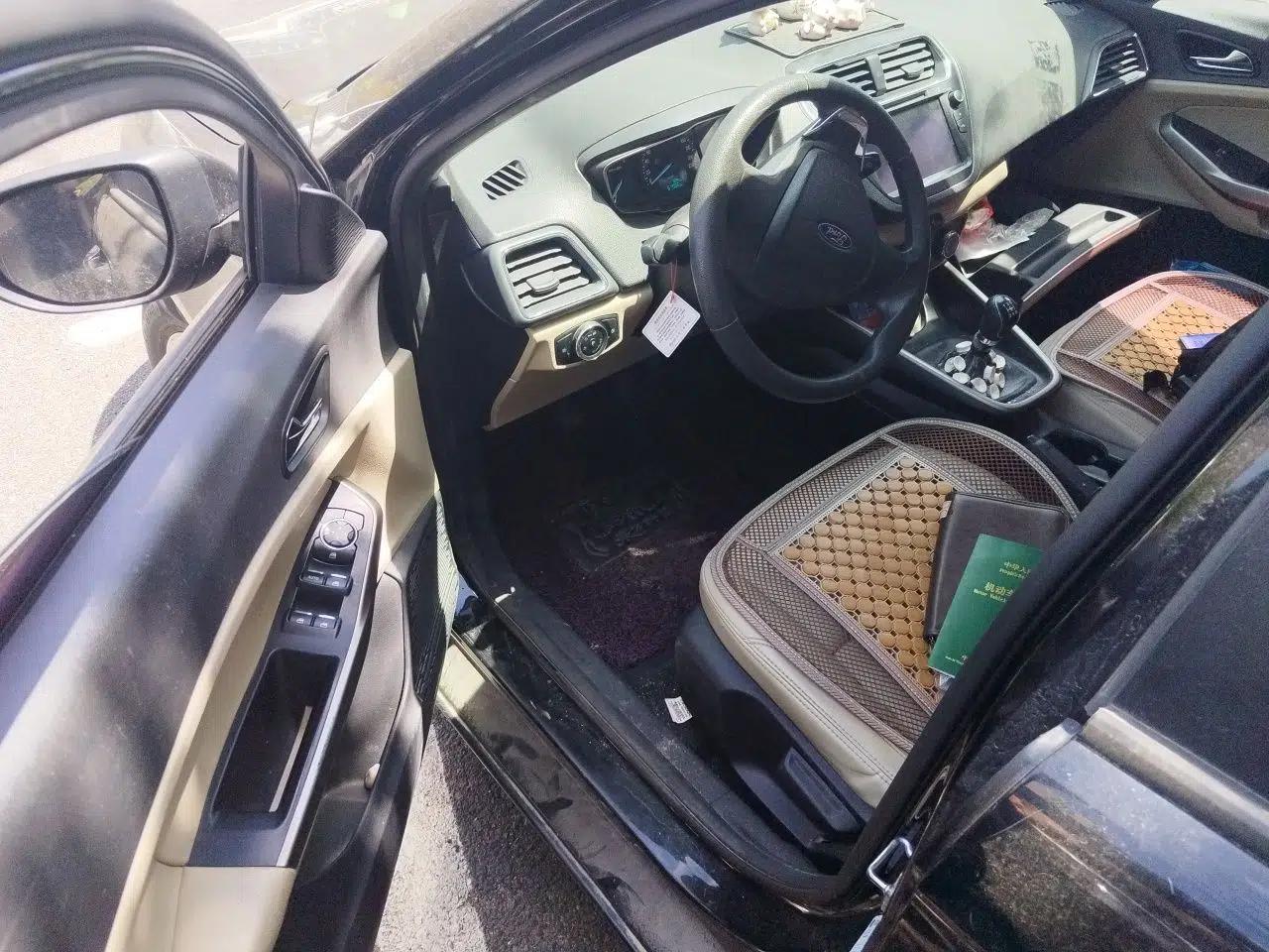 Ford Escort 2015 1.5L Manual Comfort Model — миниатюра 17