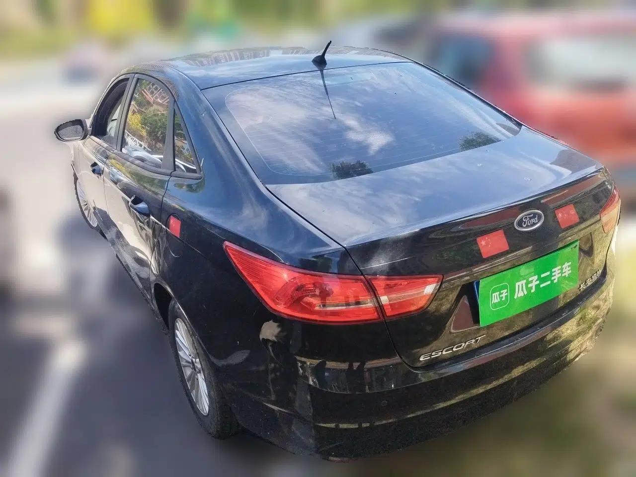 Ford Escort 2015 1.5L Manual Comfort Model — миниатюра 4