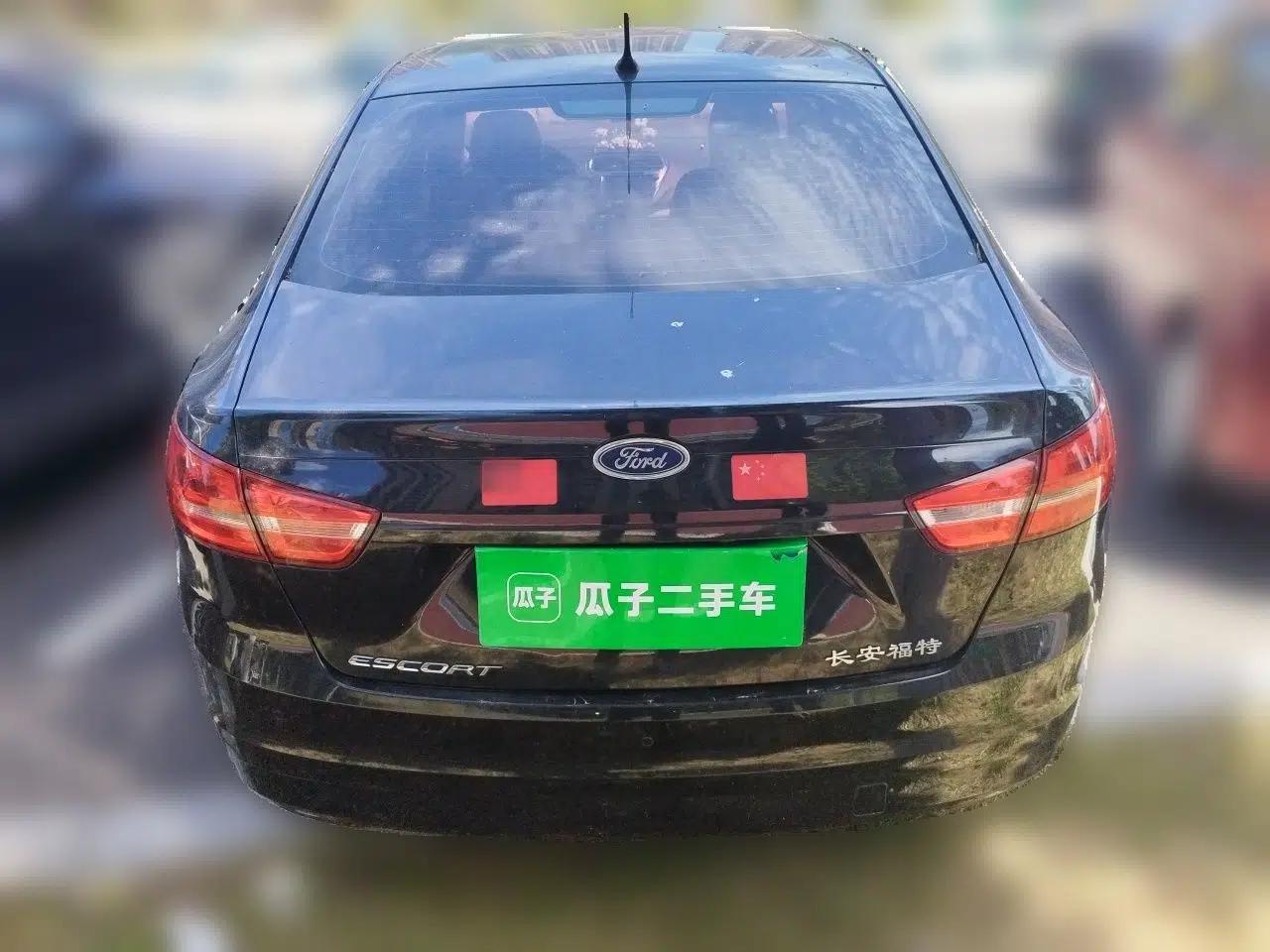 Ford Escort 2015 1.5L Manual Comfort Model — миниатюра 5