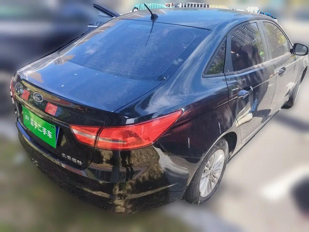 Ford Escort 2015 1.5L Manual Comfort Model — миниатюра 6