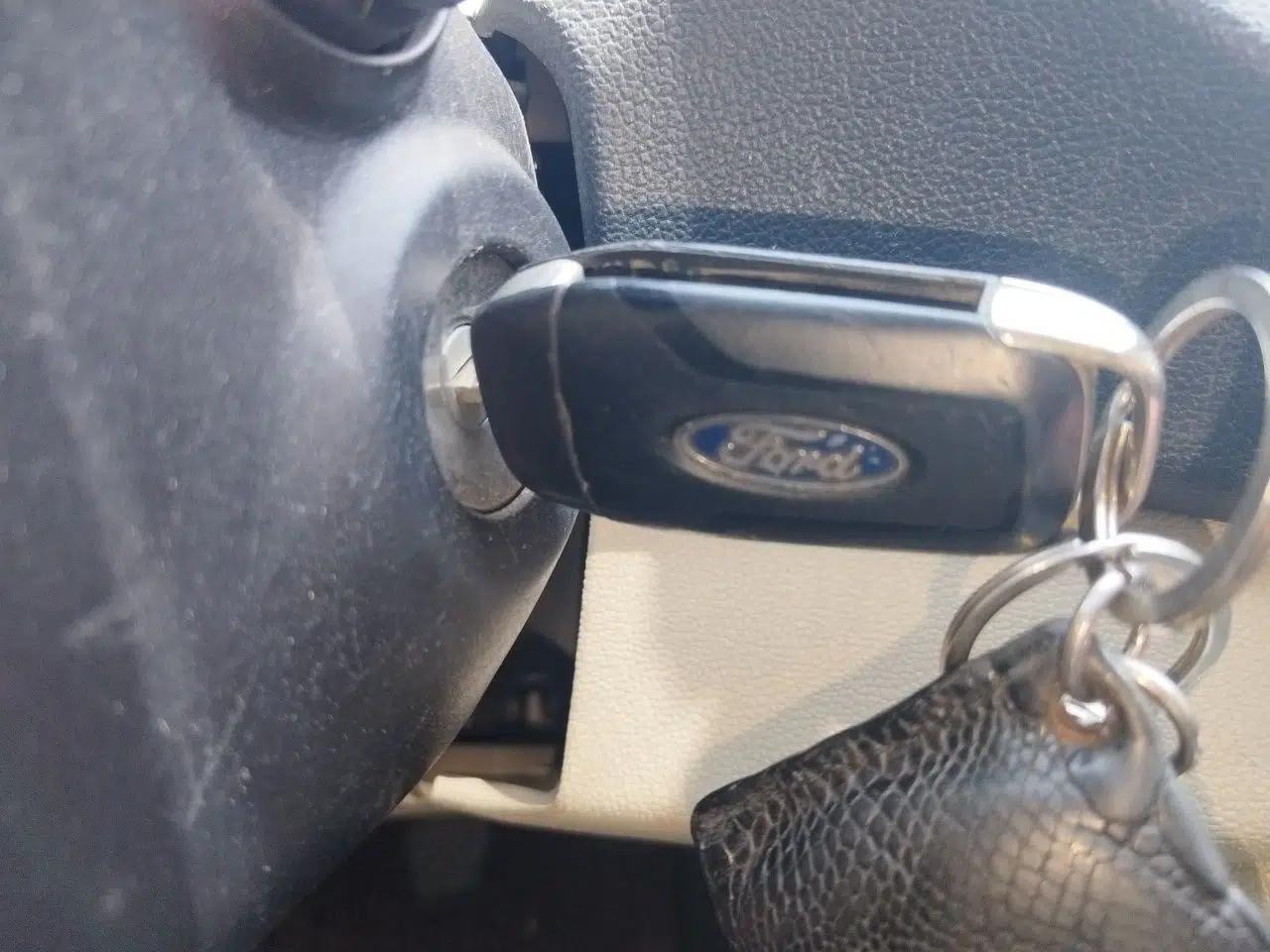 Ford Escort 2015 1.5L Manual Comfort Model — миниатюра 9