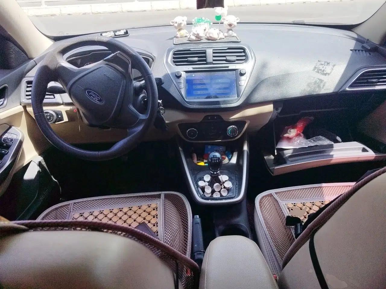 Ford Escort 2015 1.5L Manual Comfort Model — миниатюра 10