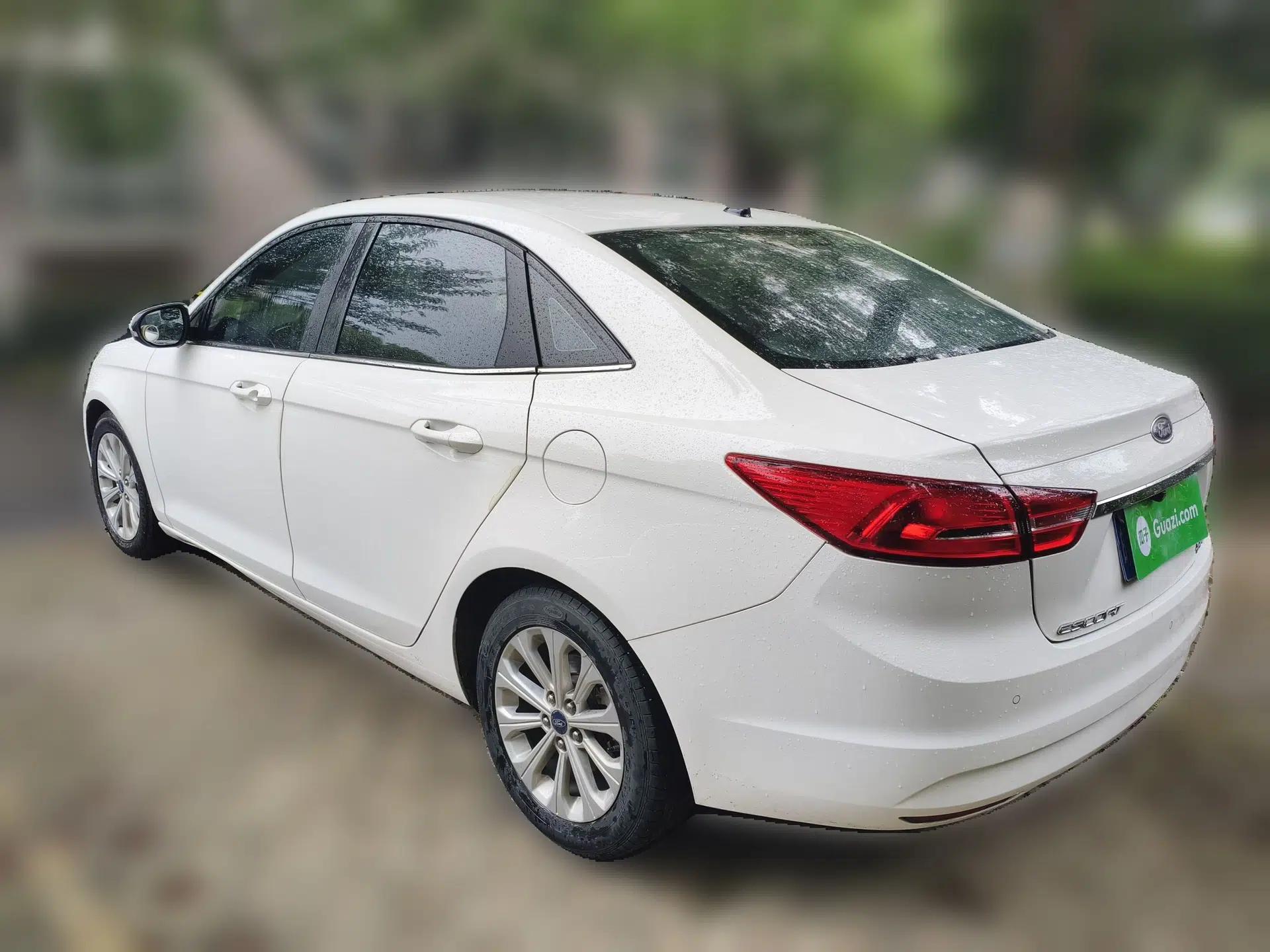 Ford Escort 2015 1.5L Automatic Fashion Model — миниатюра 4