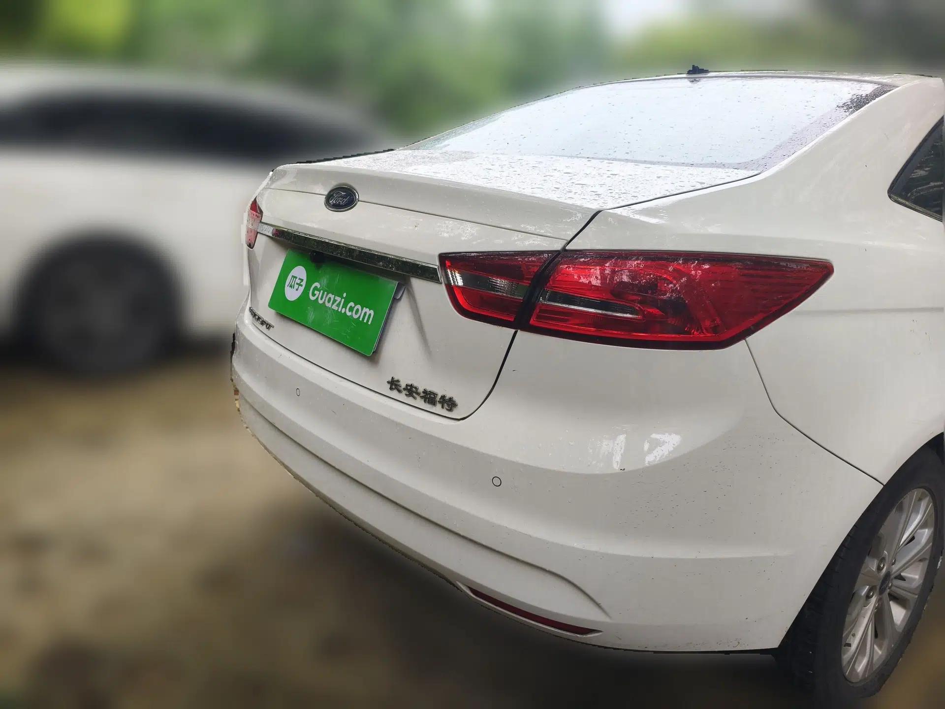 Ford Escort 2015 1.5L Automatic Fashion Model — миниатюра 5