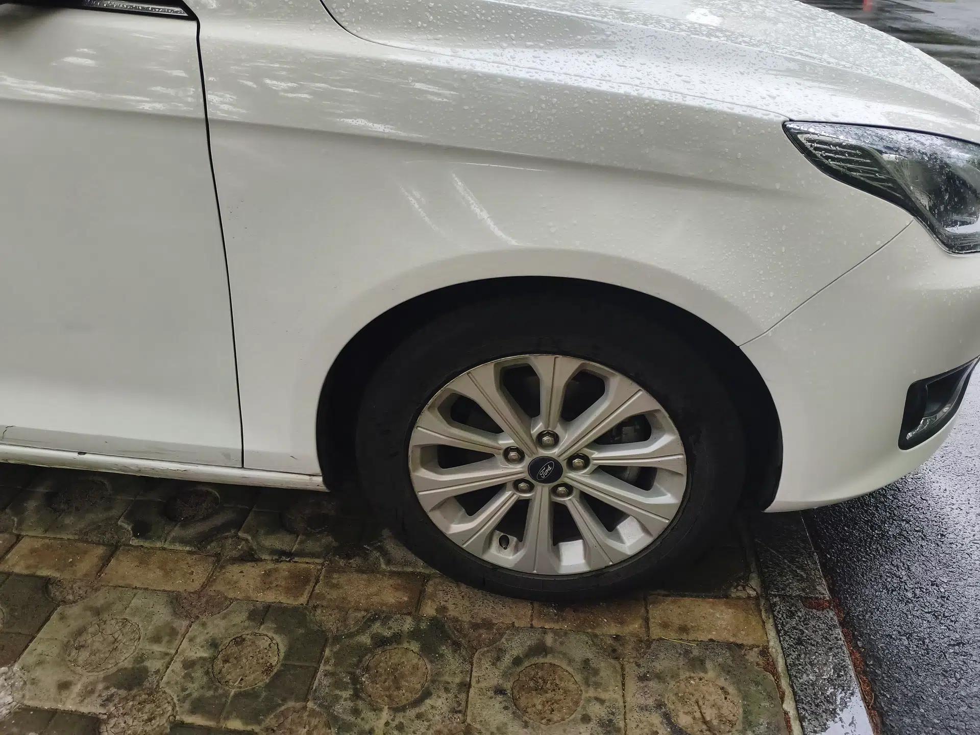 Ford Escort 2015 1.5L Automatic Fashion Model — миниатюра 8