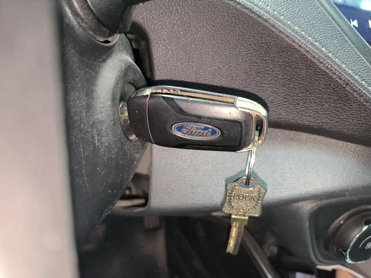 Ford Escort 2015 1.5L Automatic Fashion Model — миниатюра 9
