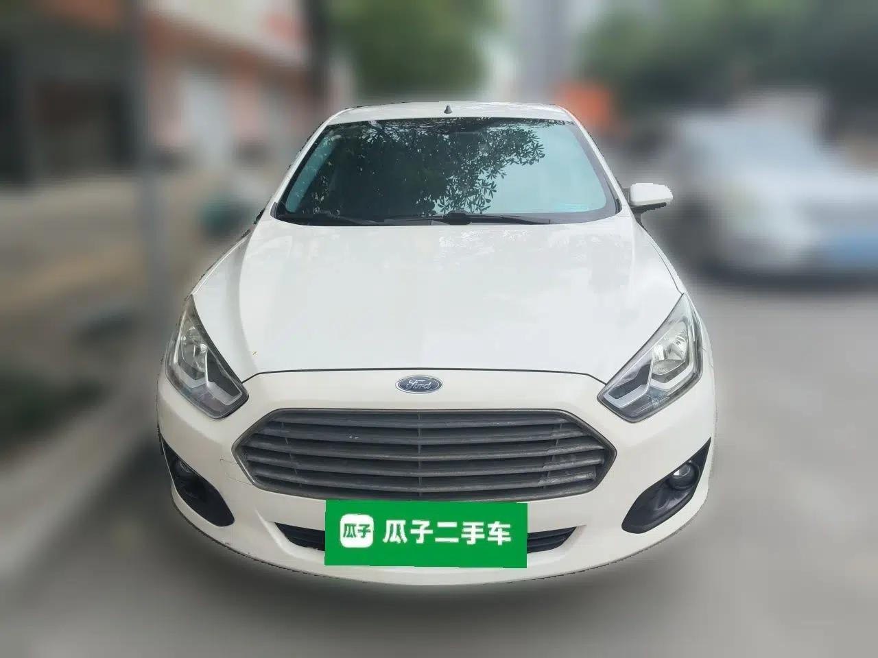 Ford Escort 2015 1.5L Automatic Comfort Edition — миниатюра 2