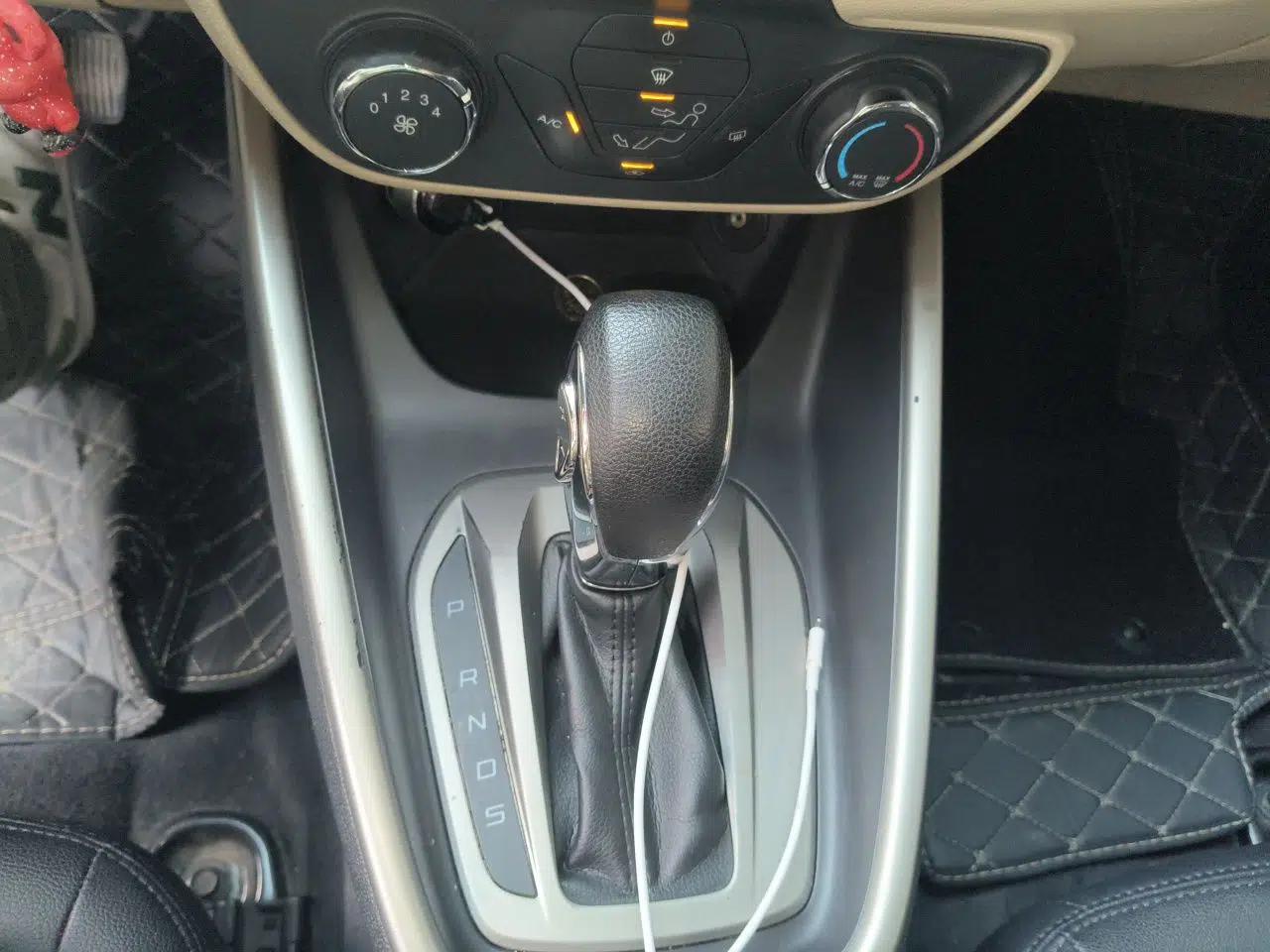 Ford Escort 2015 1.5L Automatic Comfort Edition — миниатюра 15