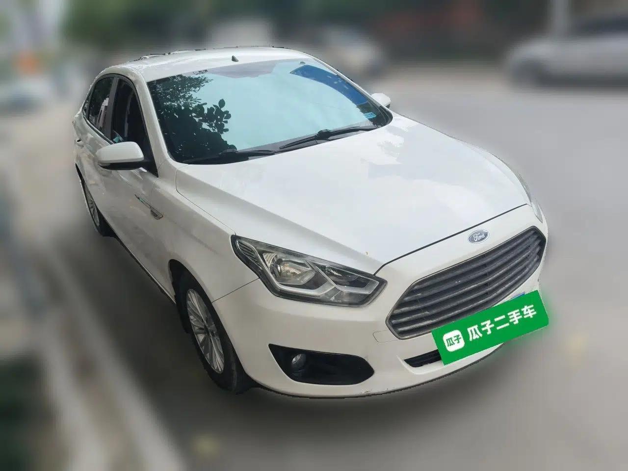 Ford Escort 2015 1.5L Automatic Comfort Edition — миниатюра 3