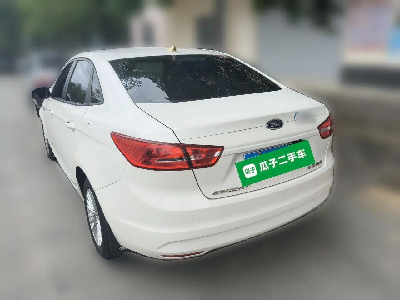 Ford Escort 2015 1.5L Automatic Comfort Edition — миниатюра 4
