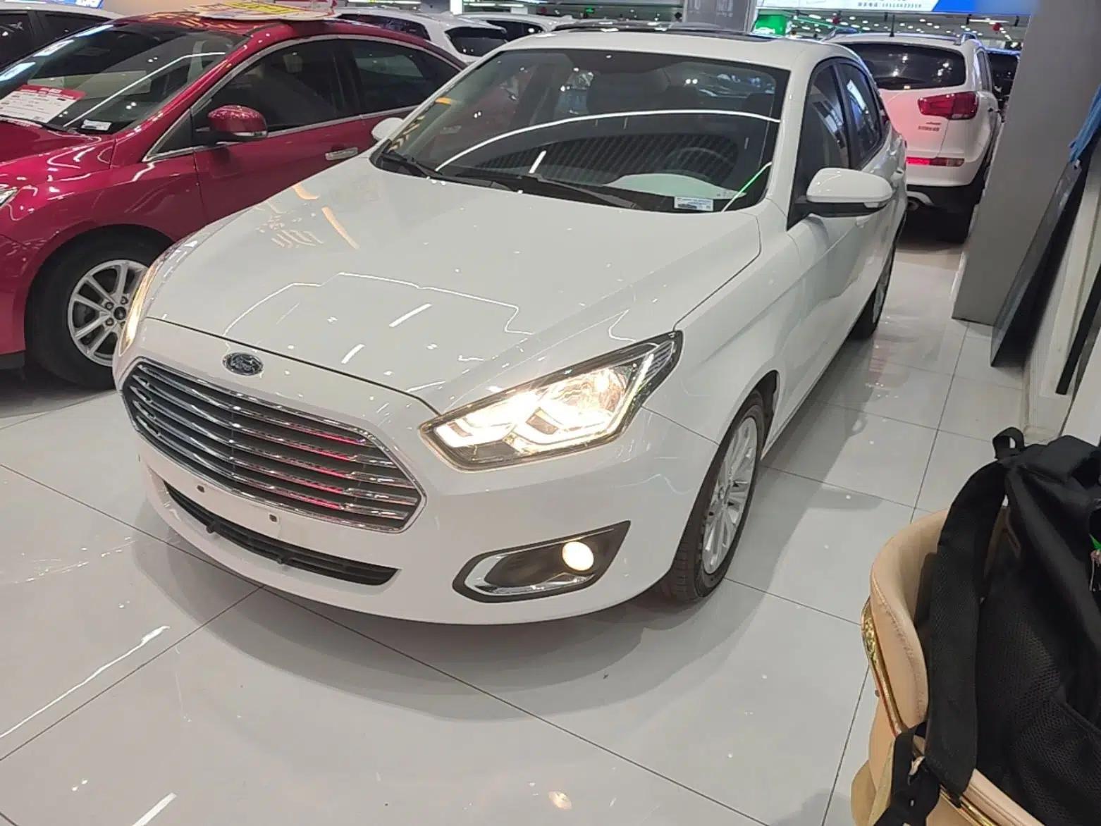 Ford Escort 2015 1.5L Automatic Fashion Model — миниатюра 1
