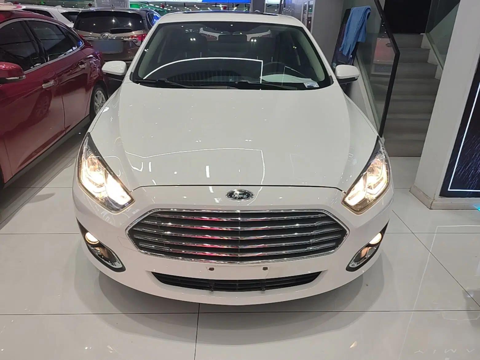 Ford Escort 2015 1.5L Automatic Fashion Model — миниатюра 2