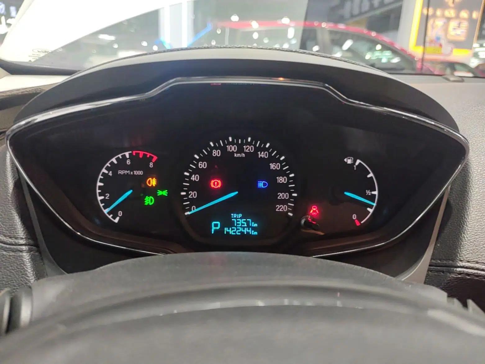 Ford Escort 2015 1.5L Automatic Fashion Model — миниатюра 15