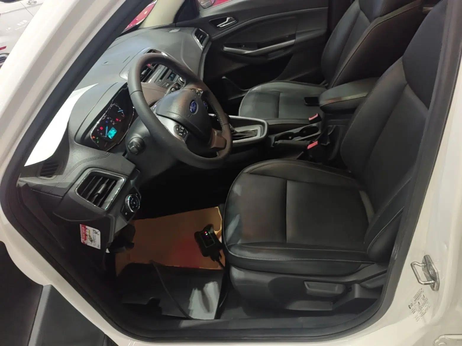Ford Escort 2015 1.5L Automatic Fashion Model — миниатюра 18