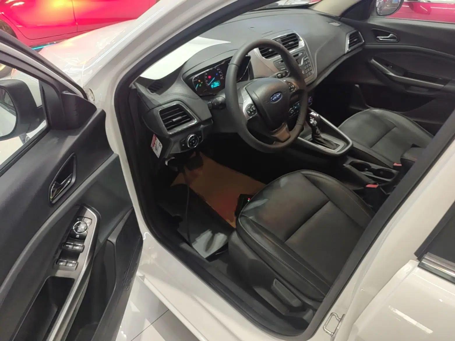 Ford Escort 2015 1.5L Automatic Fashion Model — миниатюра 19