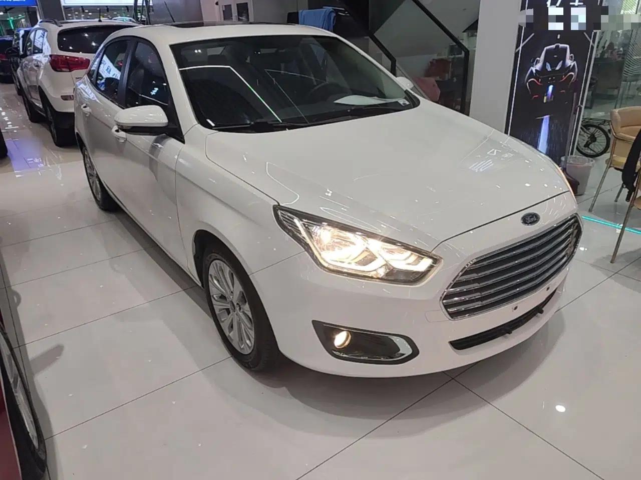 Ford Escort 2015 1.5L Automatic Fashion Model — миниатюра 3