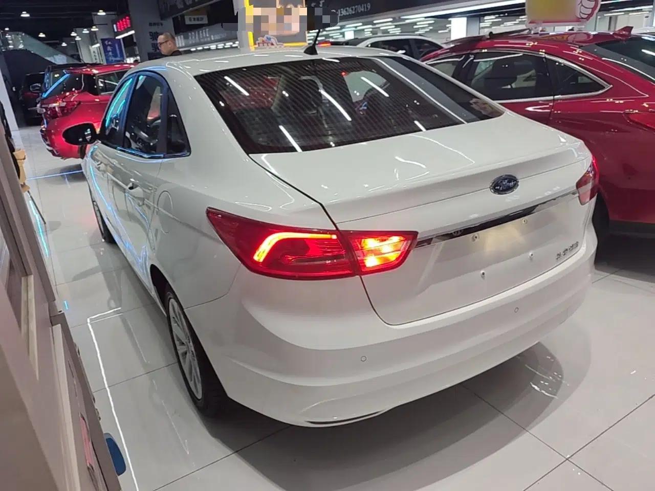 Ford Escort 2015 1.5L Automatic Fashion Model — миниатюра 4