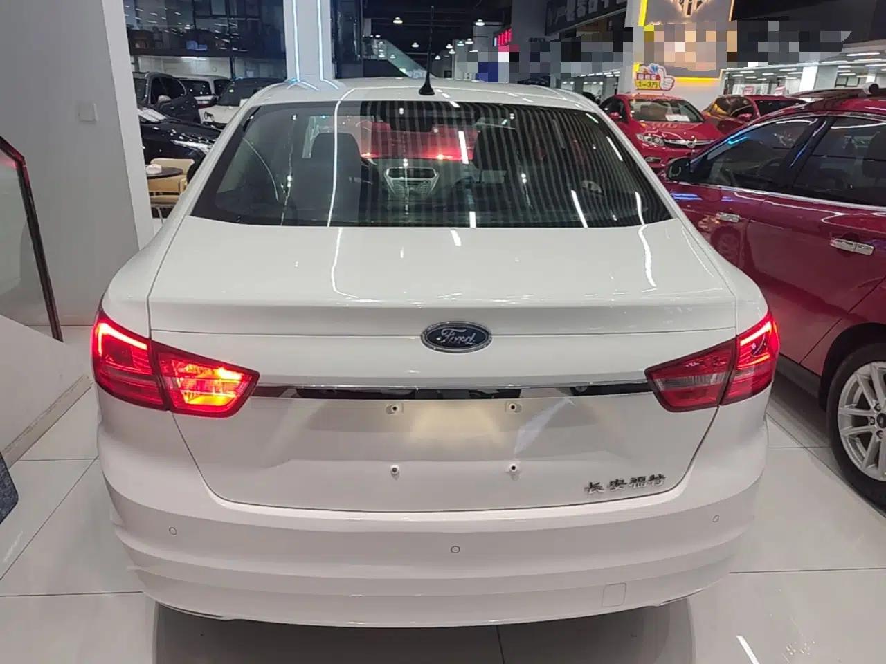 Ford Escort 2015 1.5L Automatic Fashion Model — миниатюра 5