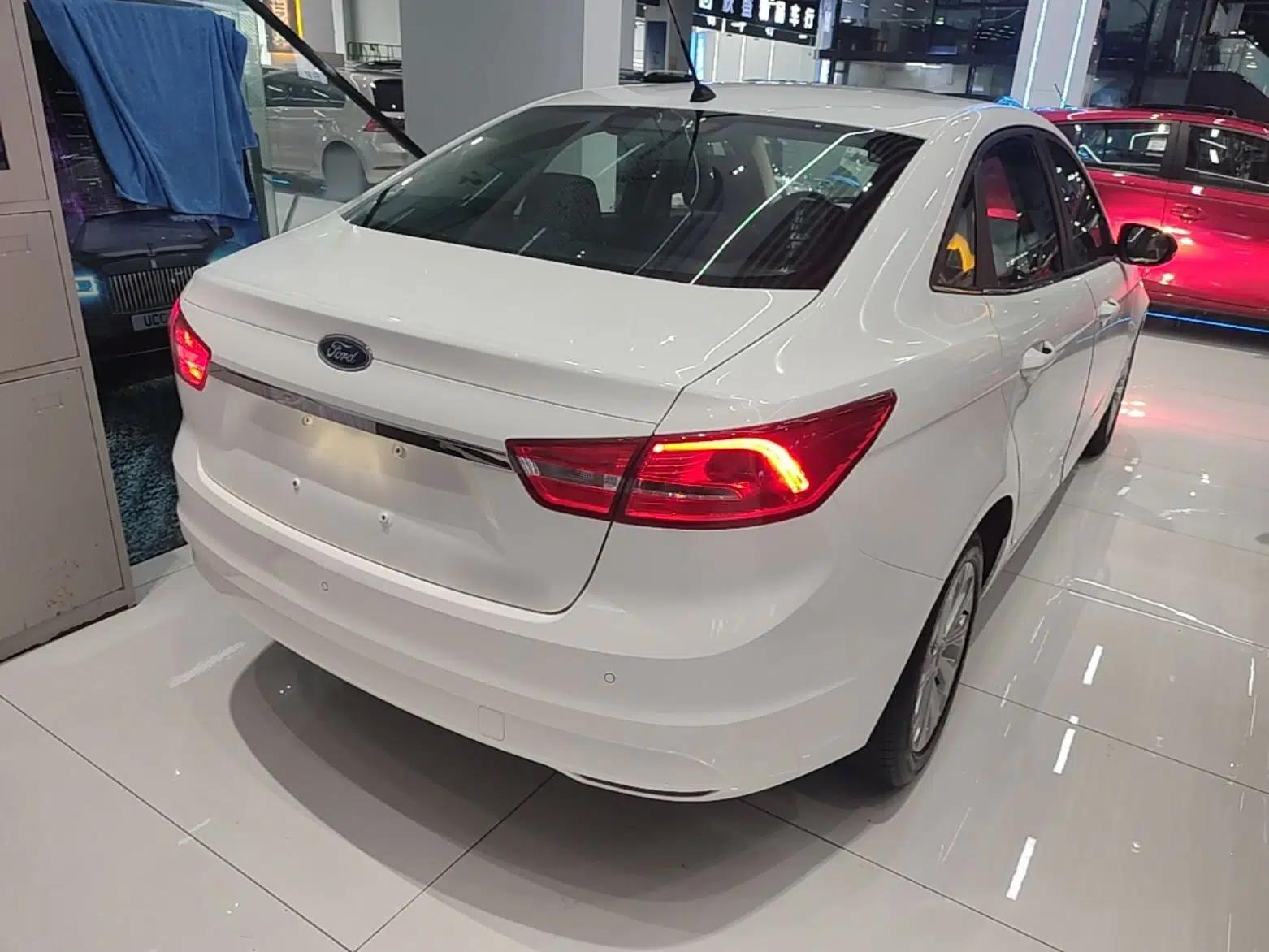 Ford Escort 2015 1.5L Automatic Fashion Model — миниатюра 6